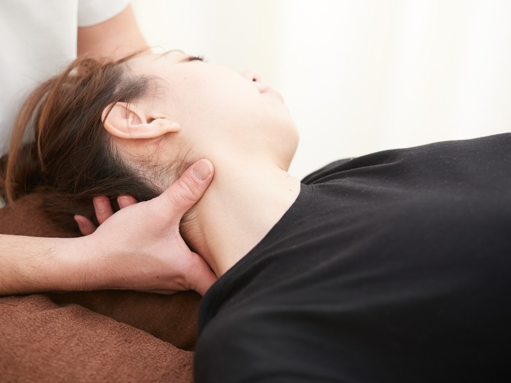 A chiropractor helping a woman with head ache and migrane in Pikesville, MD